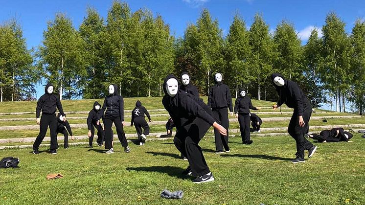 Danseleverna i ESDT17 i sin föreställning Tillsvidare