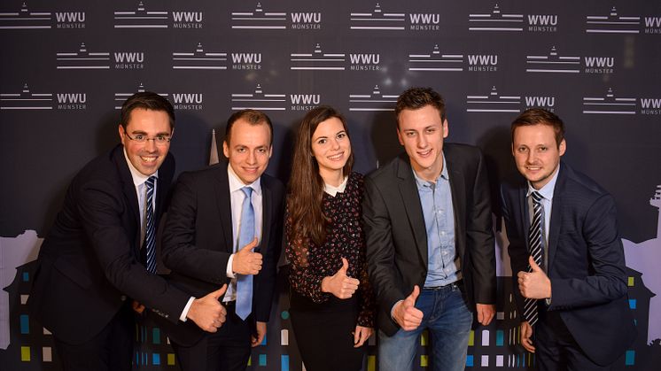 von links nach rechts:  Alexander Hohaus, apoBank Personalmarketing, Jan Lakämper, Ekatarina Taranova, Björn Schulte gen. Tillmann, Daniel Schmitz, apoBank Personalmanagement; Foto: WWU/Thomas Mohn