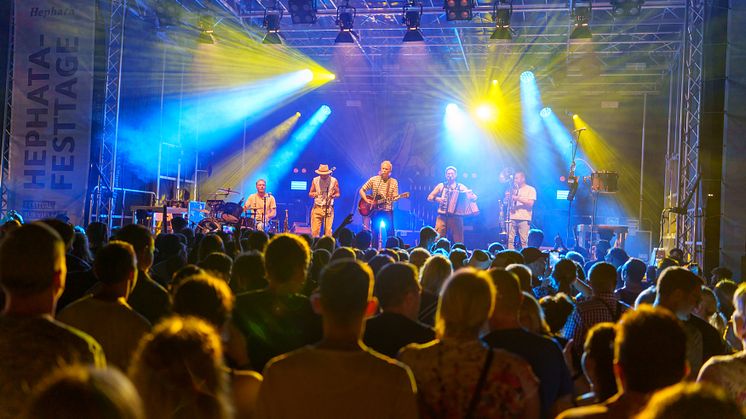 Auftritt der Fäaschtbänkler bei den Hephata-Festtagen am Samstagabend. (Foto: Stefan Betzler)