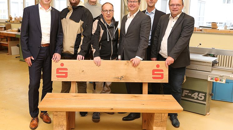 Bank-Experten (von links): Sparkassen-Vorstand Michael von Bredow, Jonas Bleistein, Walter Ulrich und Dirk Mandt von der Für-Uns-Manufaktur, Sparkassen-Vorstand Thomas Roß, Hephata-Vorstand Dr. Michael Gerhard und Landrat Wilfried Becker.