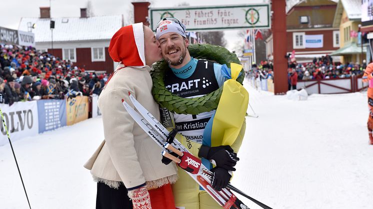 John Kristian Dahl vann Vasaloppet 2017. Kranskulla Lydia Sundin.