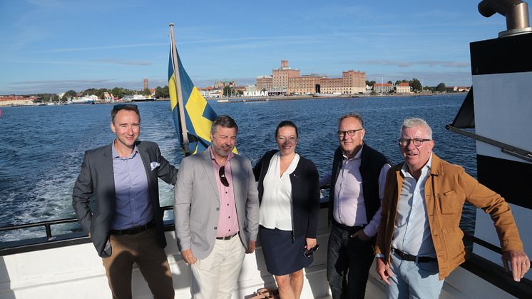 Fr.v: Fredrik Wermelin mark- och exploateringschef Mörbylånga, Fredrik Robertte Ressel Rederi AB, Matilda Wärenfalk kommunstyrelsens ordförande Mörbylånga, Johan Persson kommunstyrelsens ordförande Kalmar, Thomas Davidsson näringslivschef Kalmar