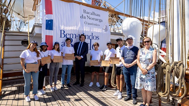 Studentene ombord Statsraad Lehmkuhl sammen med statssekretær JensFrølich Holte, ambassadør tove Bruvik Westberg og sjømatutsending Johnny Thomassen.