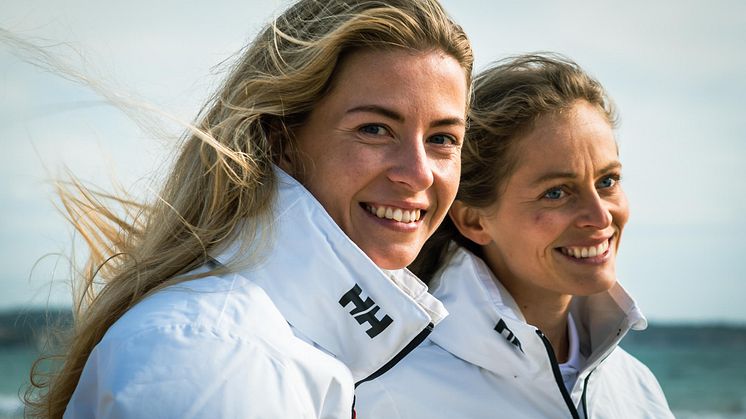 Marie Rønningen (t.v) og Helene Næss ble i dag europamestre i OL-klassen 49erFX. Foto: Morten Jensen
