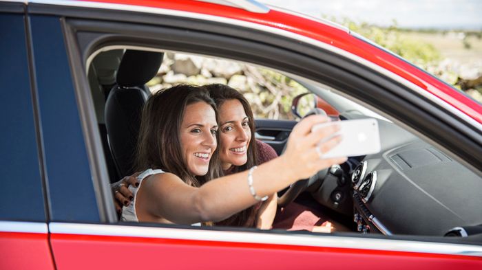 Svenskar gör mycket annat i bilen än att bara köra