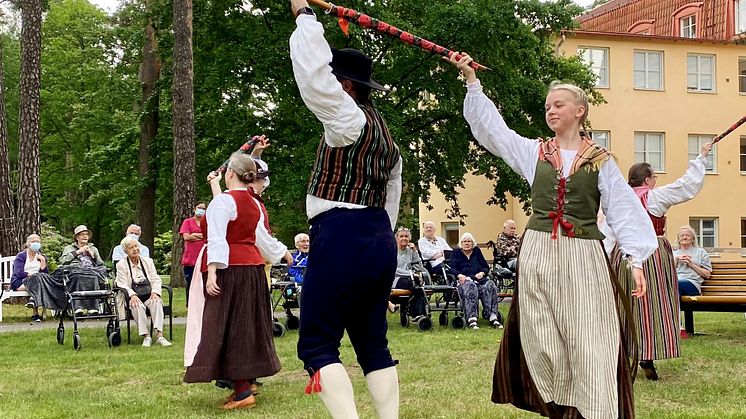 Stockholms folkdansring uppträder