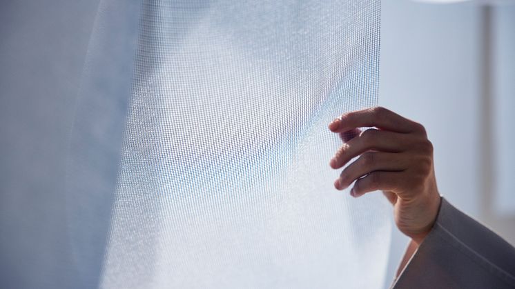 Airy - hängande textil med luftig nätstruktur och stabilt fall_3.jpg