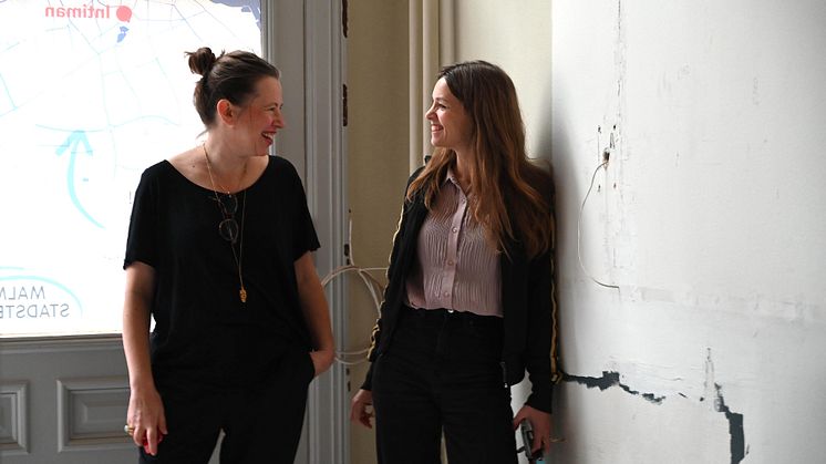 Hedvig och Alexandra på ateljén _ IPL1328