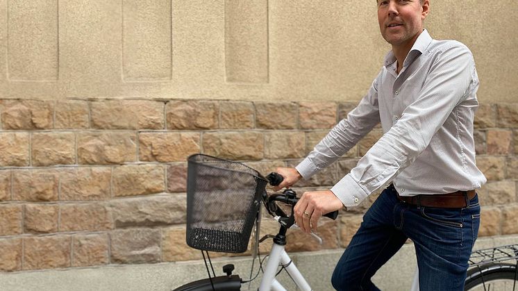 –I stället för att köpa en elcykel köper du en portabel elmotor som du kan sätta på din redan befintliga cykel. Du behöver inte en helt ny cykel, säger Måns.