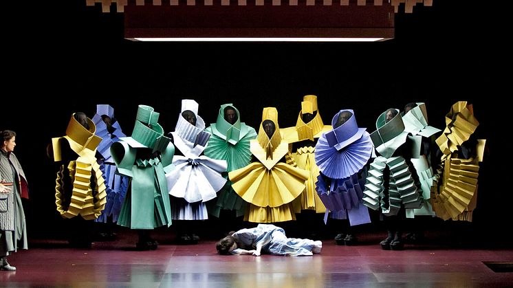 Henrik Vibskov, kostumer til Madama Butterfly af Hotel Pro Forma, 2017