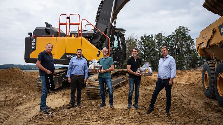 Första Volvo EC380E Hybrid i Europa levereras