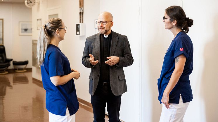Direktor Stefan Nilsson i samtal med medarbetare på Ersta sjukhus. 