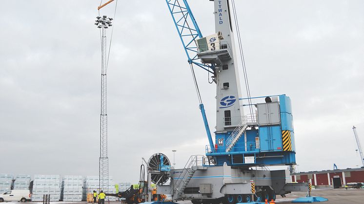 Pilotprojektet: Den första Svenska Midstream-installationen! En 27m-mast med 12st Titan 560 reses i Oskarshamns hamn