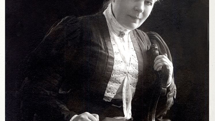 Bilden på Selma Lagerlöf är tagen 1906 och är från Mårbackastiftelsens arkiv. Idag på hennes födelsedag, 20 november, vill Sunne kommun hedar hennes minne och den viktiga kampen hon förde för kvinnors rösträtt.