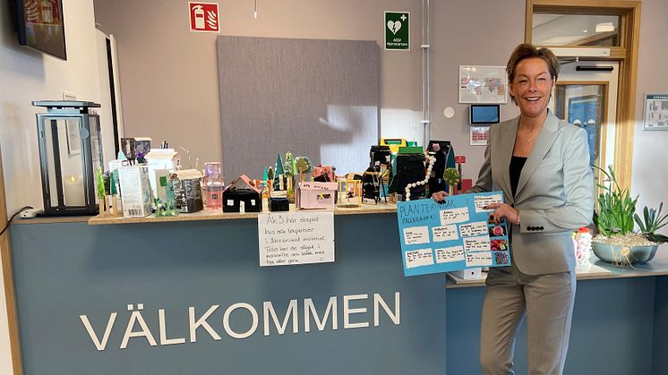 Eva Hansson, projektledare på Riksbyggen visar upp alster från elever från Källan skola