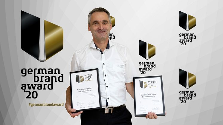 Thomas Kamm (Marketingleiter Fendt-Caravan) mit den Auszeichnungen