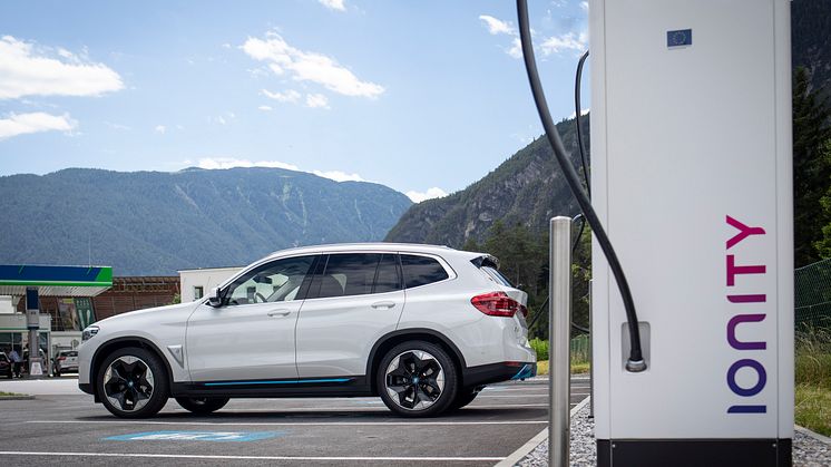 IONITY-ladestasjon og helt nye BMW iX3