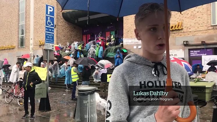 Elever och lärare stödjer manifestationen på Medborgarplatsen