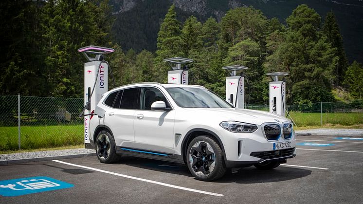 BMW:n sähköautojen latauspalveluverkosto avautuu Suomessa