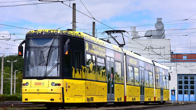 Sie rollt und rollt und rollt: Seit zehn Jahren ist die BVB-Bahn ein beliebtes Fotomotiv für alle Fans.