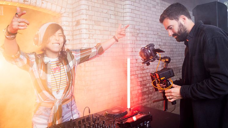 RF-S 3.9mm F3.5 STM DUAL FISHEYE-lifestyle-on-set-dj-3.JPG