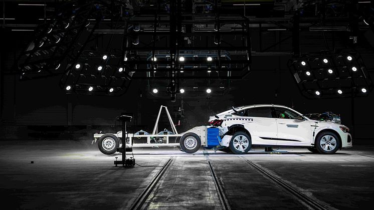 Fast rear-end crash - Den mobile deformable barrier rammer bilen med 80 km i timen