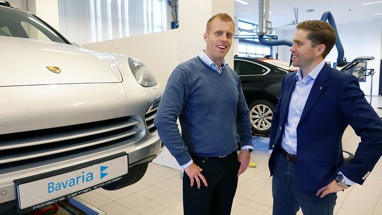 Porsches strenge kvalitetskrav til karosseriverksted innfridd i Norge for første gang; f.v. Roy Edland, Bavaria og Øyvind Duvaland, Porsche