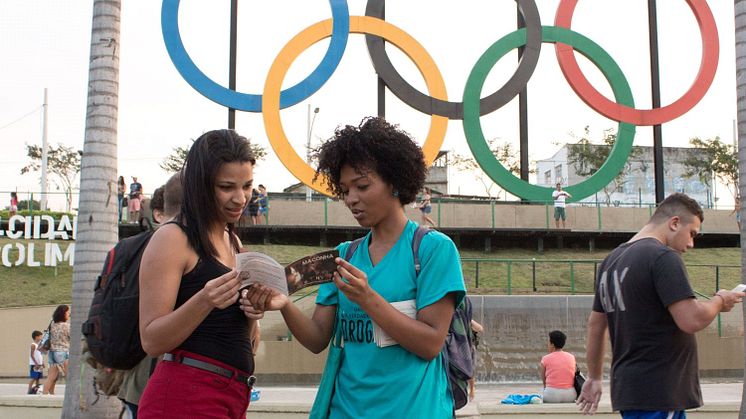 Lokalbefolkning i Rio de Janeiro sida vid sida med Olympier och tusentals volontärer ifrån Stiften för en Drogfri Värld.