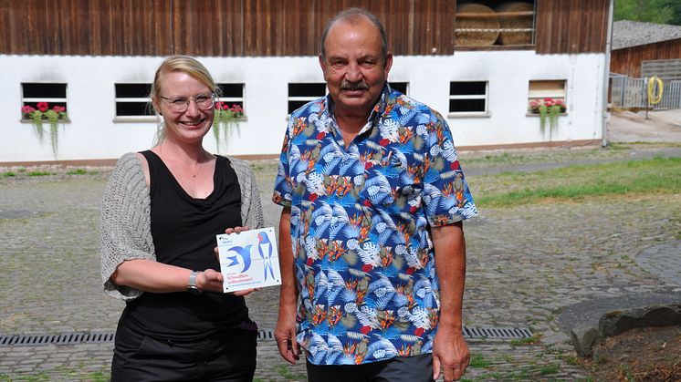 Freuen sich über die Auszeichnung: Einrichtungsleiterin Nadine Florczak und Walter Stumme vom Nabu-Kreisverband Schwalm-Eder. (Foto: Kerstin Diehl)