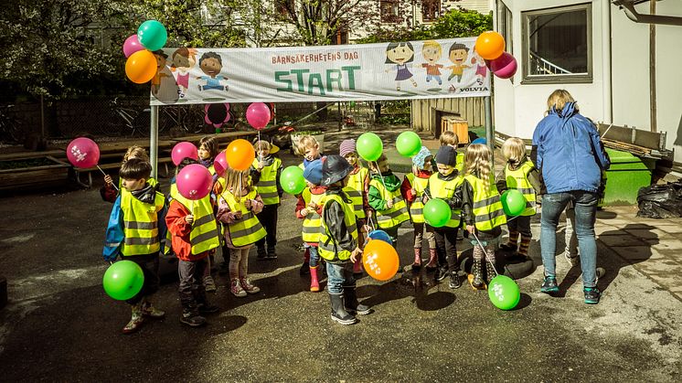 Förskolebarn över hela landet marscherar idag baklänges för sin rätt att sitta säkert i bilen