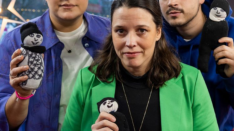Martina Hibell tillsammans med programledarna och dockorna från Cox's Bazar. Foto: Musikhjälpen 