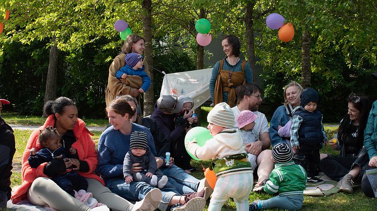 Svenska med baby banar väg för nyanlända småbarnsföräldrar in i samhället – öppnar 90-konto