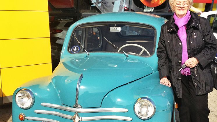 Jenny og den lille lyseblå Renault - måske Danmarks mest loyale Renault kunde
