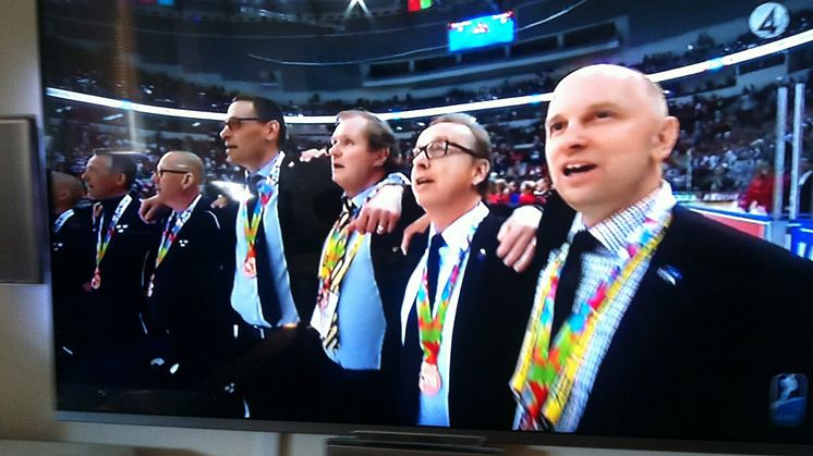 Tre Kronor får sina bronsmedaljer vid ishockey-VM 2014. Landslagets psykologiske coach Pär ”Pelle” Pettersson i bildens mitt och tar emot jublet tillsammans med laget och med förbundskaptenen Pär Mårts vid sin sida.