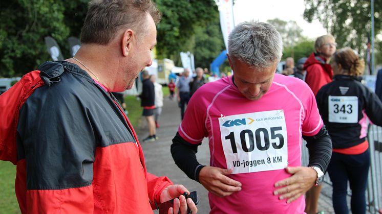 Den vackra rosa tröjans passform diskuteras. Eidars VD Urban Blom i samspråk med Tomt ABs VD Anders Torslid
