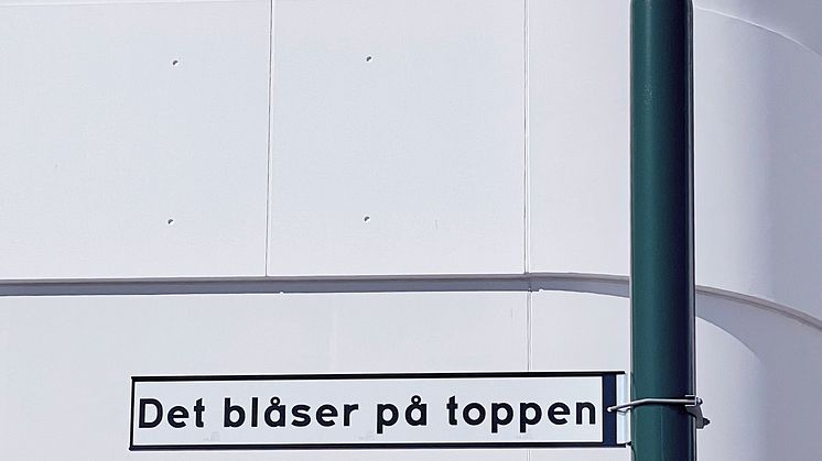 Det_blaser_pa_toppen_skylt_verk-och-bild_Magnus-Thierfelder-Tzotzis