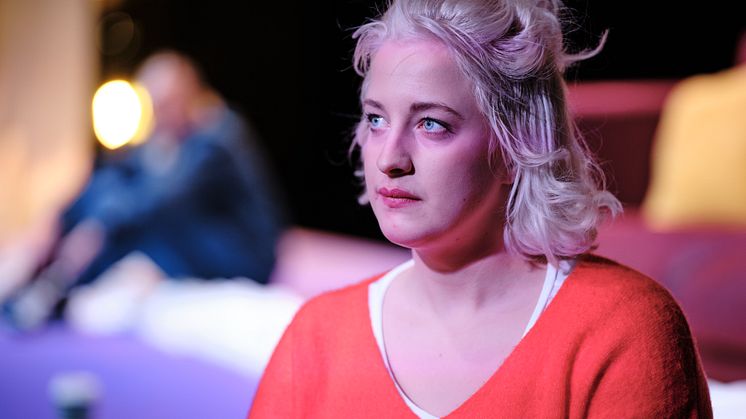 Karin Li Körsbärsdal i huvudrollen som "Hon" i Sverigepremiären av Mig nära. Foto: Micke Sandström