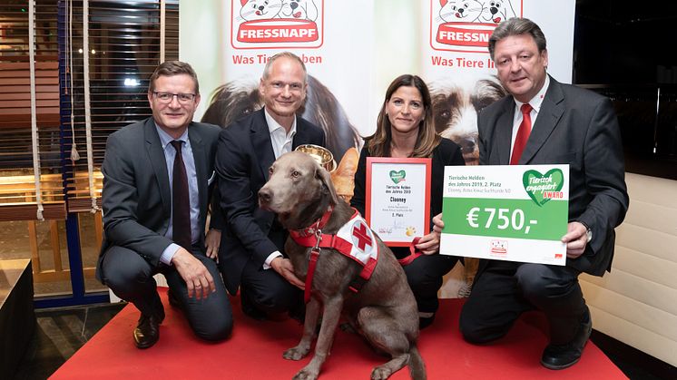 Hermann Aigner übergibt den goldenen Fressnapf an Familie Panzenböck und den tierischen Held Clooney