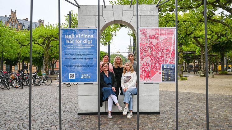 Visit Lunds värdskapsteam är redo för sommarsäsongen i ny pop-up som fått namnet Glimt. Stående från vänster Helena Görtz, Sara Skjutare och Jenny Larsson, sittande Susanne Green och Johanna Beverhjelm.