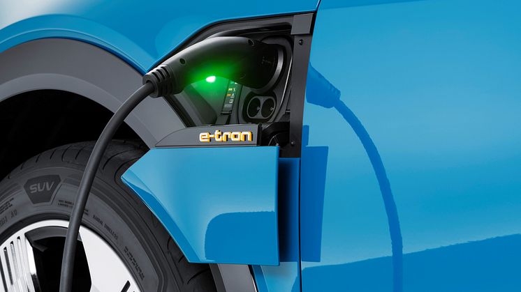 Audi e-tron (Antigua blue) opladning