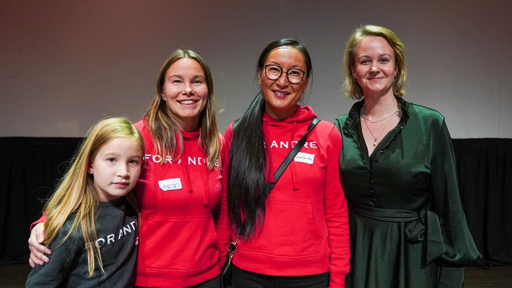 Frivillige er unike bidragsytere for Oslo. Byråden for sosiale tjenester, Julianne Ferskaug delte ut frivillighetsprisen til vinnerne "For andre" ved Lise Lee Moi og Anja Niska under Oslo kommunes frivillighetskonferanse 2023. Foto Jørgen Rist Holmen