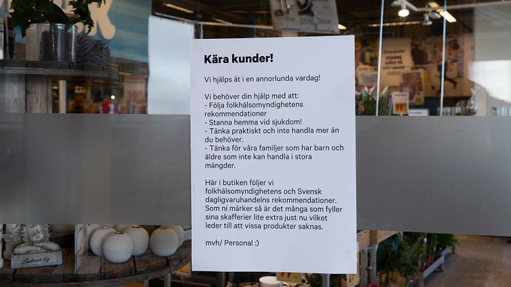 Alla påverkas av pandemin på olika sätt. Matbutiker har tomma hyllor när Malmöbor hamstrar toalettpapper, pasta och ris. Foto: © Andreas Nilsson / Malmö Museer.