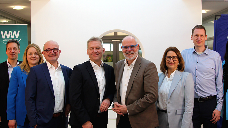 WWN-Geschäftsführer Andreas Speith, Jürgen Noch, Geschäftsführer der Westfalen Weser Energie, EnBW-Vorstand Dirk Güsewell und EnBW-Bereichsleiterin Bettina Buchert (v.l.n.r. beginnend bei 3 v.l.) im Kreis der beiden Projektteams.