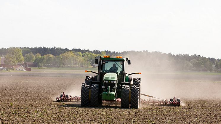 I åkermark finns gott om mikrober som omvandlar nitrat till gaser som försvinner från marken, men också mikrober som omvandlar nitrat till ammonium som grödor kan utnyttja. Nu söker forskarna sätt att gynna de senare. Foto: Jenny Svennås-Gillner