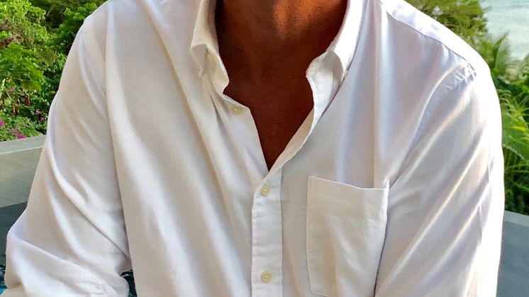 Thomas eriksson porträtt fyrfärg med hav  bakgrunden