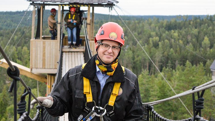 Näringsminister Mikael Damberg provar äventyret Little Rock lake Zipline. Foto Anna Tigerström