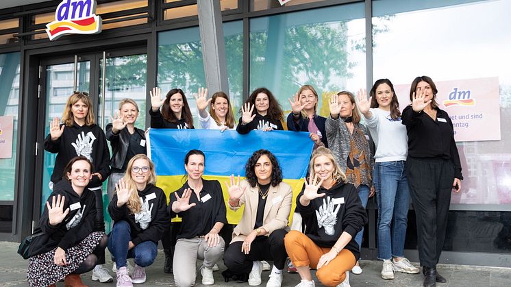 Initiative #WeAreAllUkrainians und dm-drogerie markt unterstützen Mütter und Neugeborene in der Ukraine