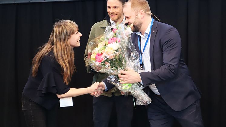 Vinnare Glaspriset 2022 på bild fr.v. Pernilla Remröd, A&P Arkitektkontor AB och Sebastian Westin, fd Westins Fönsterteknik AB