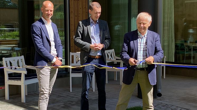 På bilden: Jens Almcrantz NCC, Jesper Brandberg och Bengt-Åke Nilsson som klipper band vid invigningen av Öster Mälarstrands äldreboende.