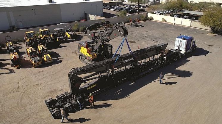 Volvo EC750E High Reach i arbete med lossning